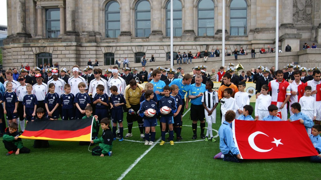 Blindenfußball-Länderspiel Deutschland gegen Türkei am 20. Mai 2010 vor dem Reichstag